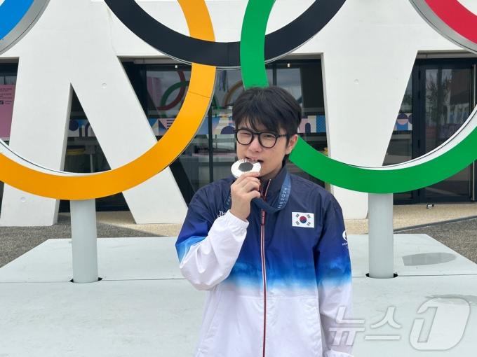 박하준이 27일(현지시간) 프랑스 샤토루 슈팅 센터에서 열린 2024 파리올림픽 사격 공기소총 10m 혼성 단체전에서 금지현과 은메달을 합작한 뒤 취재진과 인터뷰를 하고 있다.2024.7.27 ⓒ 뉴스1