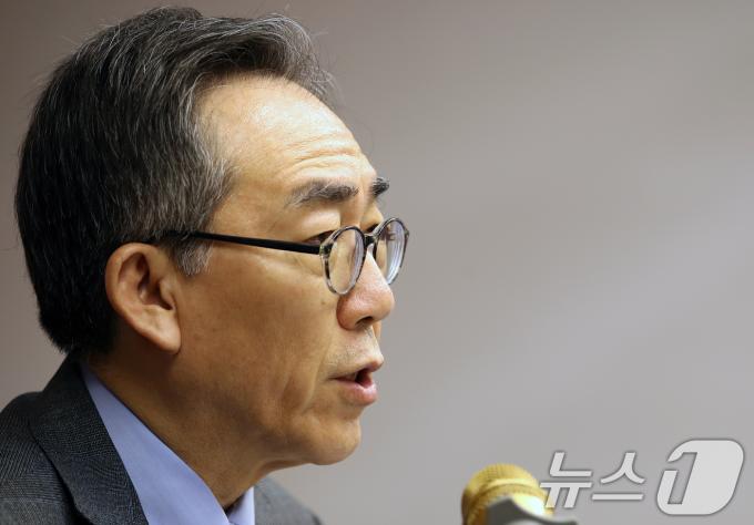 [사진] 아세안 안보외교 성과 설명하는 조태열 장관