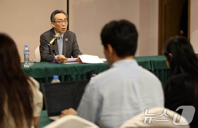 [사진] 조태열 외교부 장관, 아세안 외교장관회의 마무리 간담회