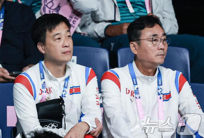 [사진] 탁구 경기장 찾은 북한 선수단 관계자들