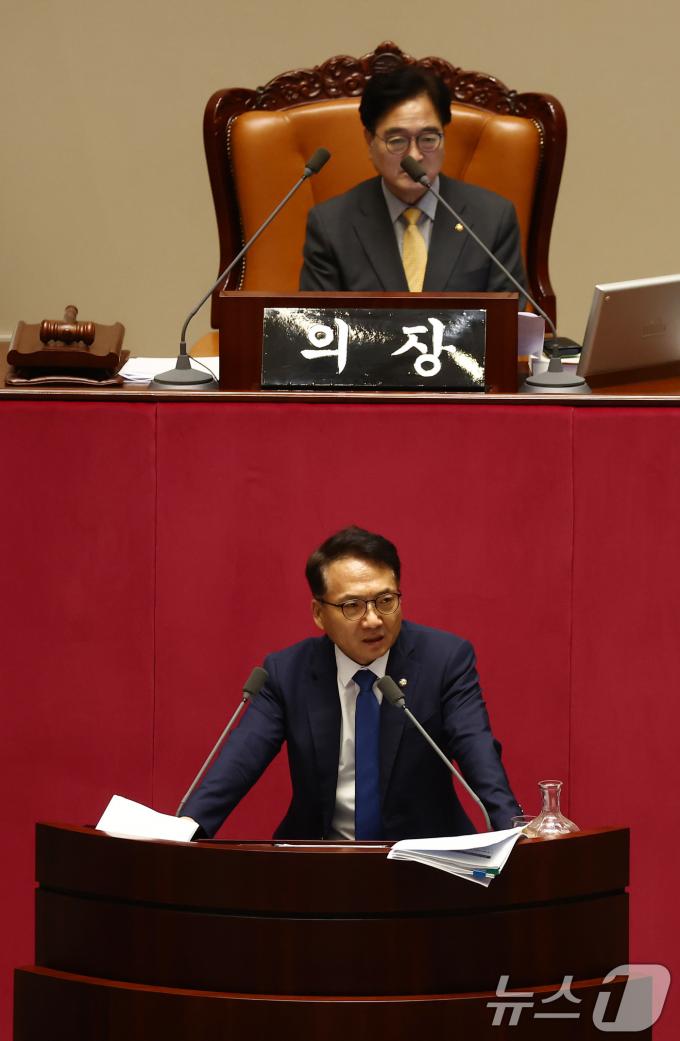 [사진] 방송4법 찬성 무제한토론 하는 박선원 의원
