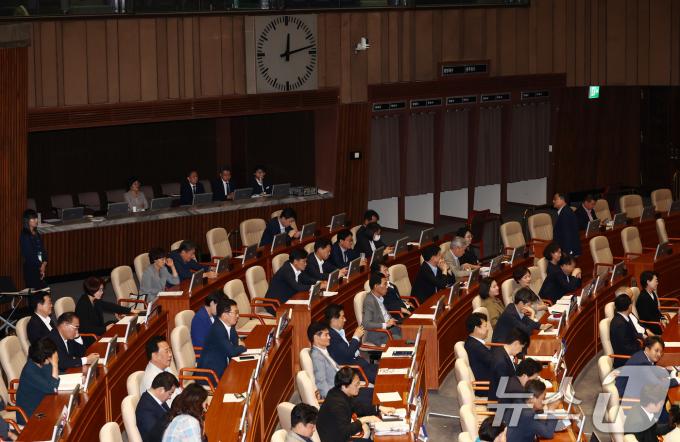 [사진] 자정 넘은 시간 본회의장 자리한 야당 의원들