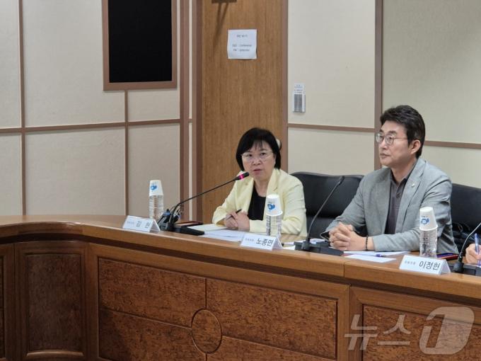 국회 과학기술정보방송통신위원회 민주당 소속 위원들이 27일 대전 MBC를 방문해 이진숙 방송통신위원장 후보자 재직시절 사용한 법인카드 자료를 요청하고 있다. 2024.7.27/뉴스1 ⓒ News1 최형욱 기자