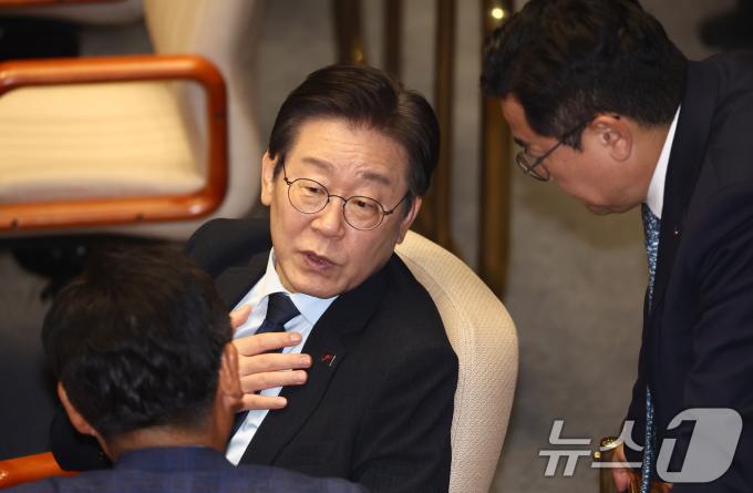 [사진] 새벽 본회의 참석한 이재명