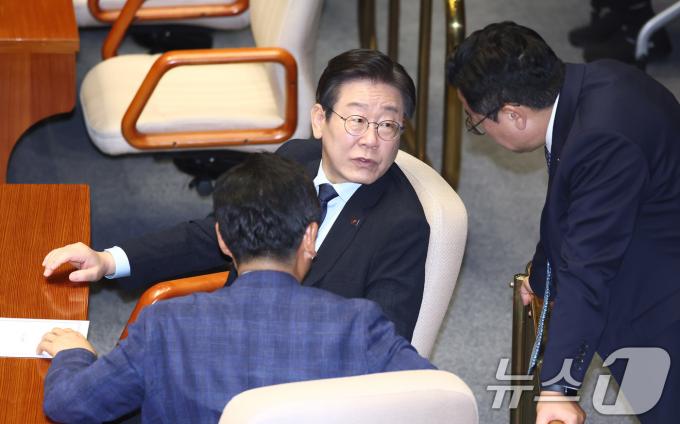[사진] 자정 넘은 시간 본회의 참석한 이재명