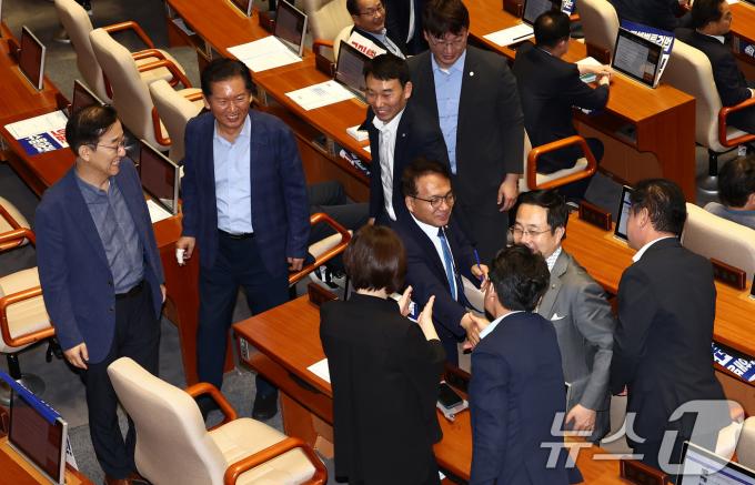 [사진] 무제한토론 마치고 동료 의원들 격려 받는 박선원 의원