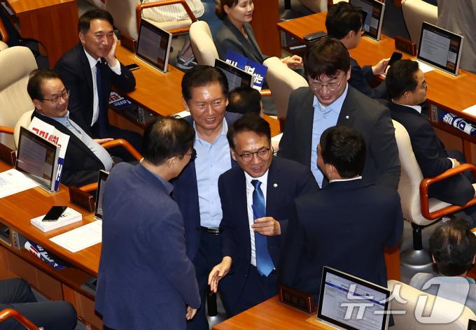 [사진] 무제한토론 마친 박선원 민주당 의원