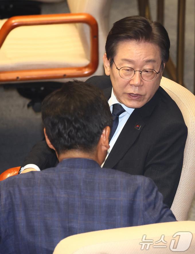 [사진] 대화하는 이재명·정청래