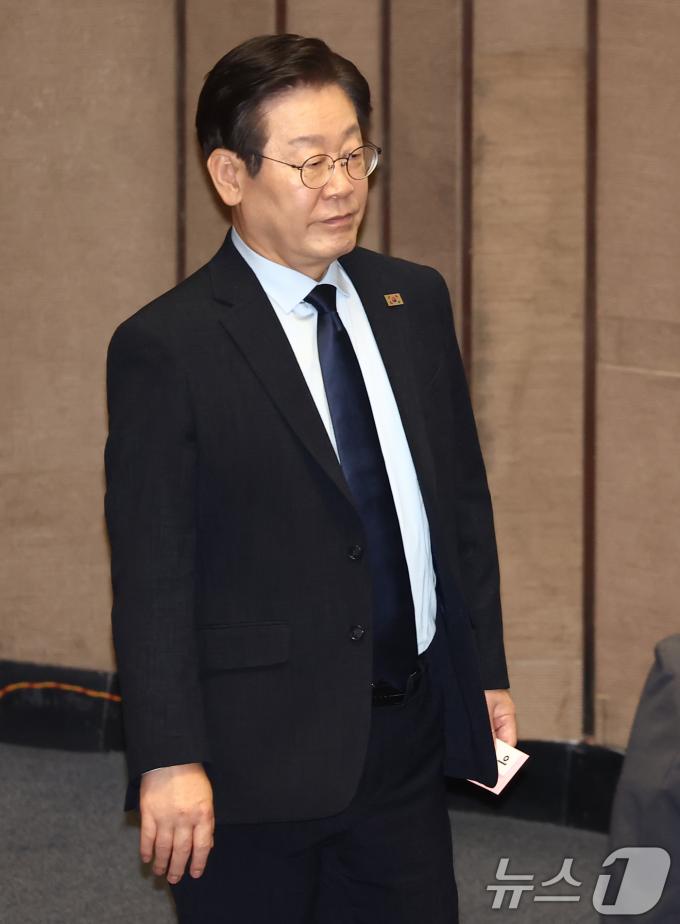 [사진] 무제한토론 종결동의의 건 투표하는 이재명