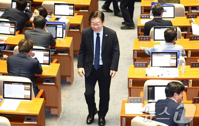 [사진] 무제한토론 종결동의의 건 투표 마친 이재명