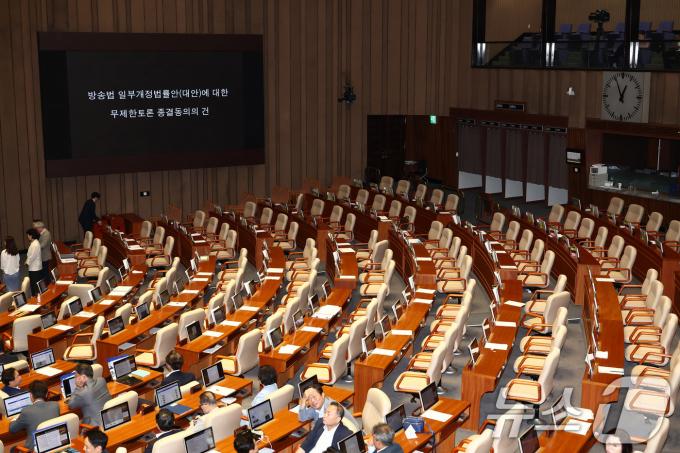 28일 새벽 서울 여의도 국회 본회의장에서 방송법 일부개정법률안(대안)에 대한 무제한토론 종결동의의 건과 관련한 투표가 진행중인 가운데 여당 의원들의 자리가 비어 있다. 2024.7.28/뉴스1 ⓒ News1 김민지 기자