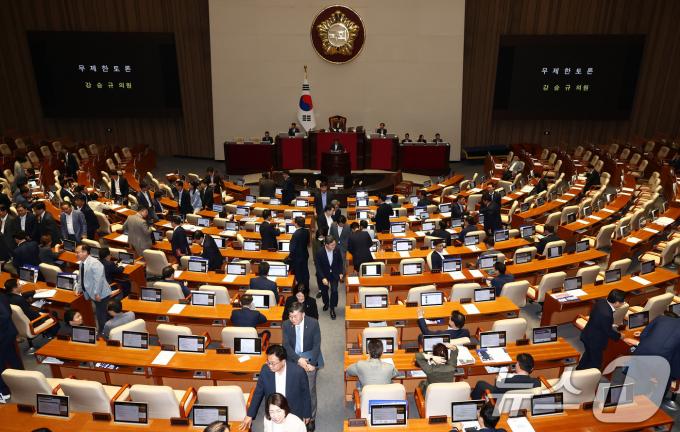 [사진] 여당 3차 필리버스터 돌입에 떠나는 민주당