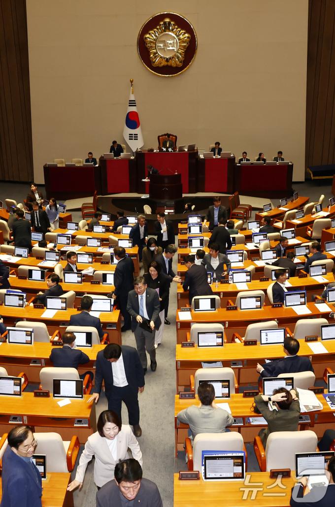 [사진] 여당 3차 필리버스터 돌입에 떠나는 민주당