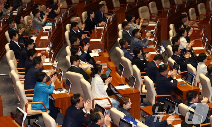 [사진] 손뼉 치는 민주당 의원들