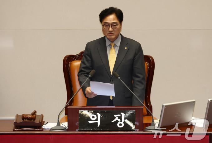 우원식 국회의장이 28일 새벽 서울 여의도 국회에서 열린 본회의에서 주호영 국회부의장의 본회의 사회 거부에 유감을 표하며 복귀를 촉구하고 있다. 2024.7.28/뉴스1 ⓒ News1 김민지 기자