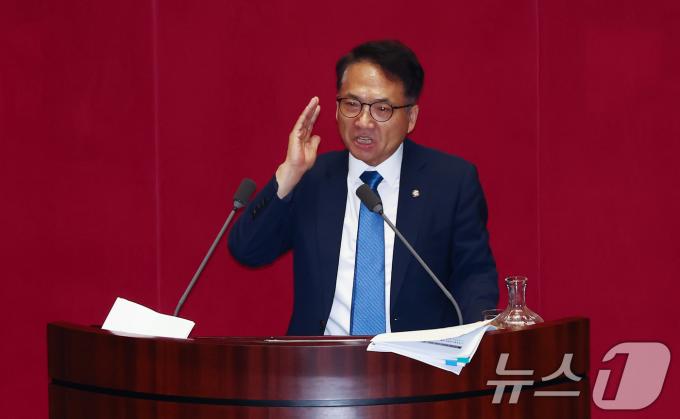 박선원 더불어민주당 의원이 28일 새벽 서울 여의도 국회 본회의장에서 방송4법 찬성 무제한토론(필리버스터)를 하고 있다. 2024.7.28/뉴스1 ⓒ News1 김민지 기자