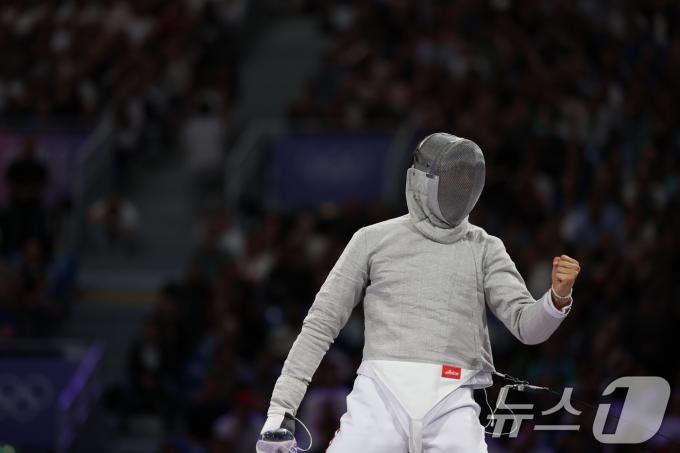 오상욱이 28일(한국시간) 프랑스 파리 그랑펠레에서 열린 2024 파리 올림픽 펜싱 남자 사브르 개인전 준결승에서 루이지 아멜리에게 공격을 성공시킨 후 포효하고 있다. ⓒ News1 박정호 기자