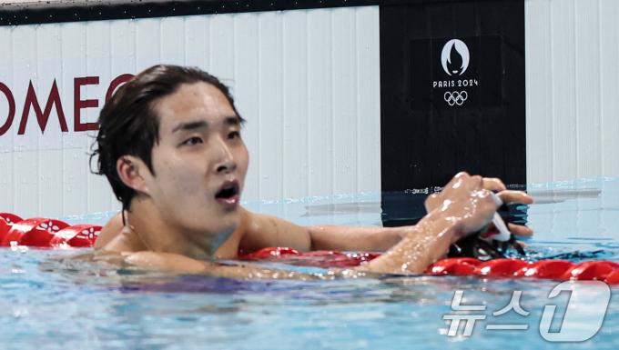 대한민국 수영대표팀 김우민이 28일(한국시간) 프랑스 파리 라데팡스에서 열린 남자 400M 자유형 결승 경기를 마친 후 기록을 확인하고 있다 2024.7.28/뉴스1 ⓒ News1 이동해 기자