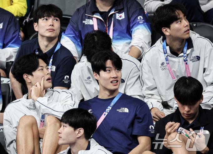 황선우를 비롯한 수영대표팀 선수들이 27일(한국시간) 프랑스 파리 라데팡스에서 열린 100M 평영 예선에 출전한 최동열 경기를 살펴보고 있다. 2024.7.27/뉴스1 ⓒ News1 이동해 기자