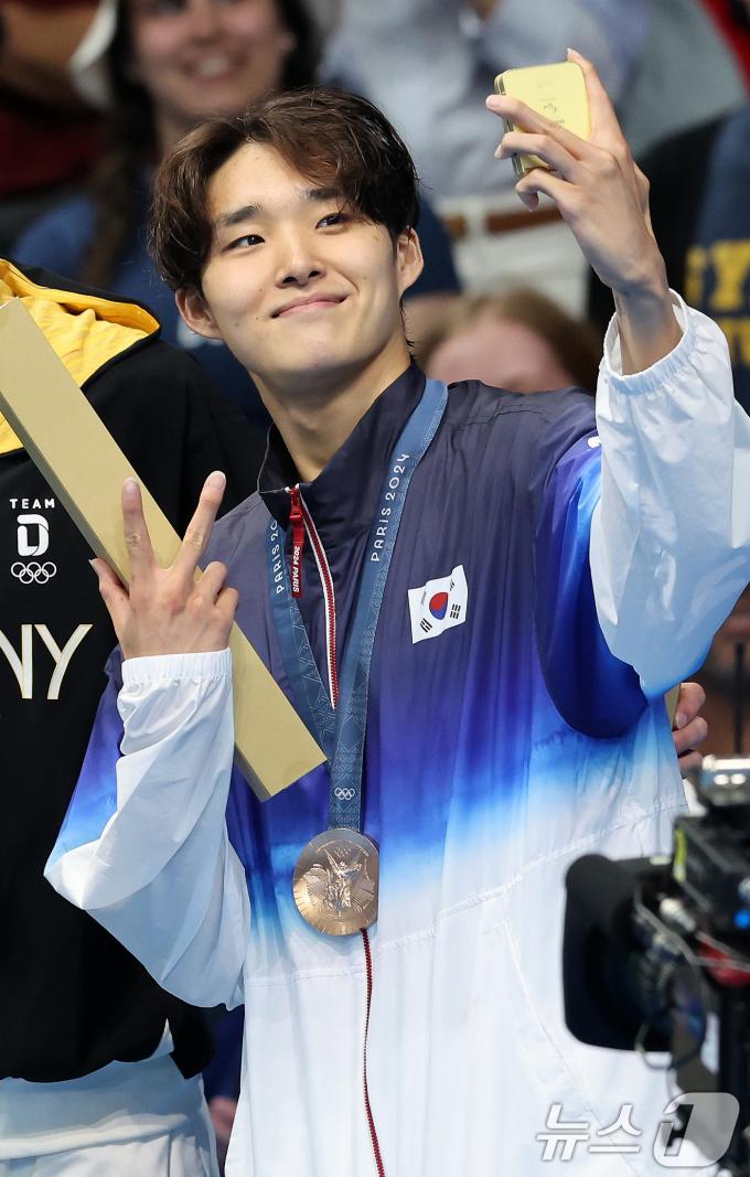 [사진] 김우민의 '빅토리 셀피'