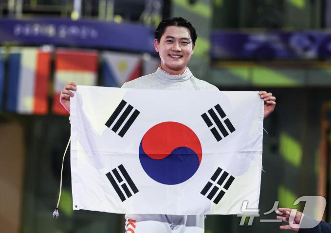 [사진] '대한민국 첫 금 나왔다' 오상욱…태극기 손에 들고