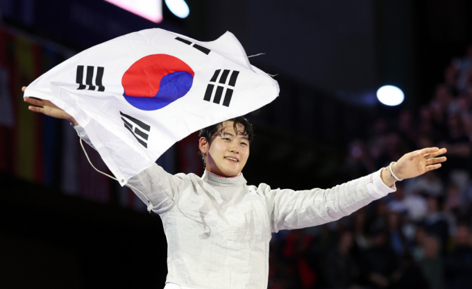 오상욱이 2024 파리올림픽 한국 선수단 첫 금메달의 주인공이 됐다. 사진은 오상욱이 28일 오전(한국시각)에 열린 펜싱 남자 사브르 개인전에서 파레스 페르자니(튀니지)에 승리하며 금메달을 따낸 후 환호하는 모습/ /사진=뉴시스