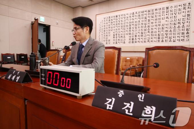 최재영 목사가 26일 오전 서울 여의도 국회 법제사법위원회 전체회의장에서 열린 '윤석열 대통령 탄핵소추안 발의 요청' 국민동의 청원 관련 2차 청문회에 출석해 있다. 2024.7.26/뉴스1 ⓒ News1 이광호 기자