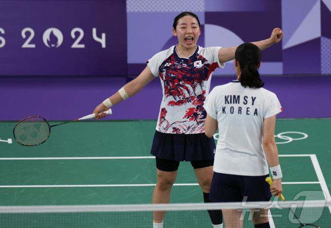 2024 파리 올림픽에 출전 중인 한국 배드민턴 국가대표 공희용(왼쪽)과 김소영. ⓒ 로이터=뉴스1