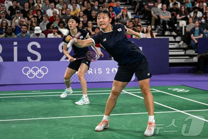 2024 파리 올림픽에 출전 중인 한국 배드민턴 국가대표 이소희(왼쪽)와 백하나. ⓒ AFP=뉴스1