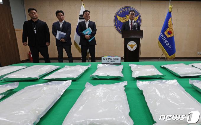 백해룡 영등포경찰서 형사2과장이 10일 오전 서울 영등포경찰서에서 열린 '말레이시아 밀반입 필로폰 국내 유통 범죄조직 검거' 브리핑 중 압수한 필로폰을 공개하고 있다. 2023.10.10/뉴스1 ⓒ News1 장수영 기자