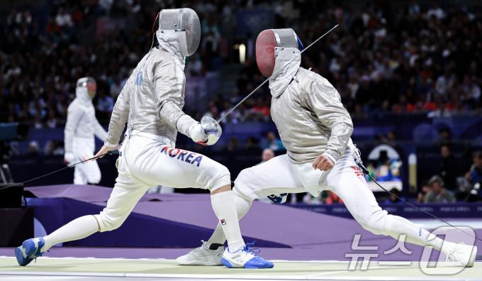 대한민국 펜싱 대표팀 구본길 선수가 27일 오후(한국시간) 프랑스 파리 그랑 팔레에서 열린 '2024 파리올림픽' 남자 사브르 개인 32강 경기에서 튀니지의 파레스 페르자니 선수와 맞대결을 펼치고 있다. 2024.7.27/뉴스1 ⓒ News1 박정호 기자