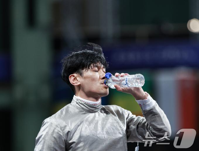 대한민국 펜싱 대표팀 구본길 선수가 27일 오후(한국시간) 프랑스 파리 그랑 팔레에서 열린 '2024 파리올림픽' 남자 사브르 개인 32강 튀니지의 파레스 페르자니 선수와의 경기에서 물을 마시고 있다. 2024.7.27/뉴스1 ⓒ News1 박정호 기자