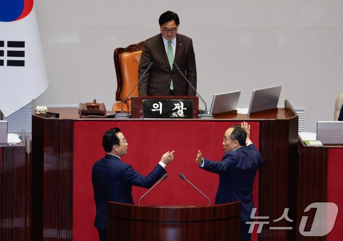 박성준 더불어민주당 원내수석부대표, 추경호 원내대표가 25일 오후 서울 여의도 국회에서 열린 제416회국회(임시회) 제1차 본회의에서 우원식 국회의장에게 가 의사진행 관련 대화를 하고 있다. 2024.7.25/뉴스1 ⓒ News1 안은나 기자