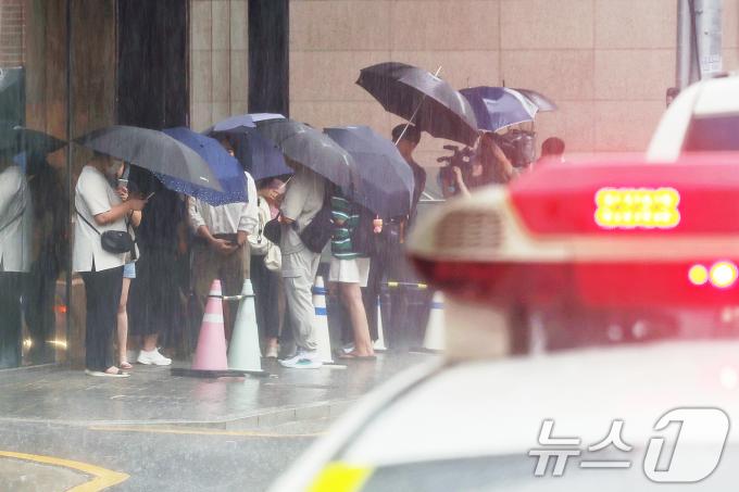 27일 오후 서울 강남구 티몬 신사옥 앞에서 '판매 대금 미정산 사태'로 피해를 입은 소비자들이 사측에 환불을 요구하며 기다리고 있다. 피해자들은 전날 사측이 환불자금 부족을 이유로 10억원 이상 집행 불가 상황을 전하자 대거 귀가했으며, 건물 안에 남아있던 200여명도 이날 경찰에 의해 해산되며 사옥은 다시 폐쇄됐다. 2024.7.27/뉴스1 ⓒ News1 민경석 기자