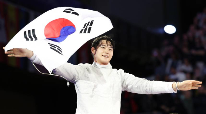 오상욱이 27일(현지시각) 프랑스 파리 그랑 팔레에서 열린 파리 올림픽 펜싱 남자 사브르 개인 결승 튀니지 파레스 페르자니와의 경기에서 금메달을 확정 지은 뒤 기뻐하고 있다./사진=뉴시스