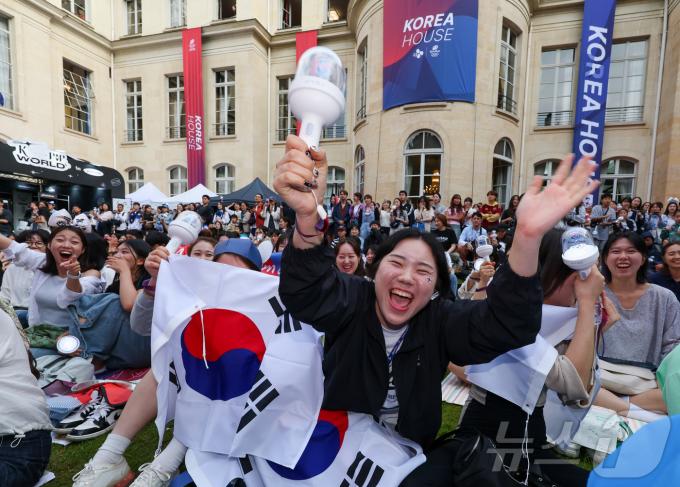 [사진] '필승! 전승! 압승이다!!'…대한민국 응원하는 현지 교민들