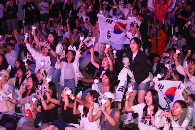 [사진] 파리올림픽, 펜싱 오상욱 첫 金… 환호하는 교민들