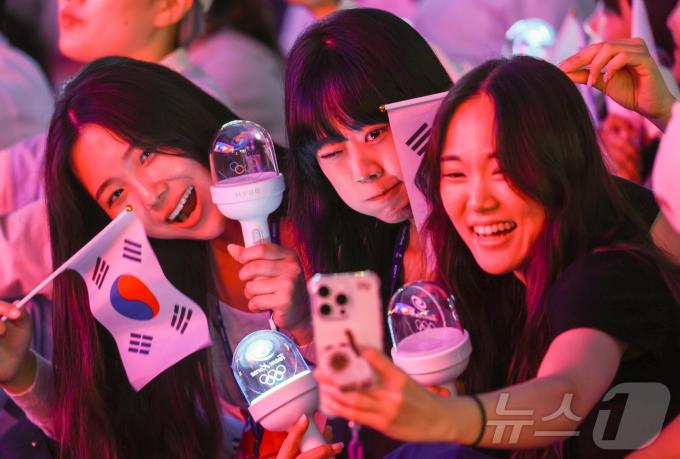 [사진] 하이브가 나눠준 응원봉 들고 대한민국 응원해요