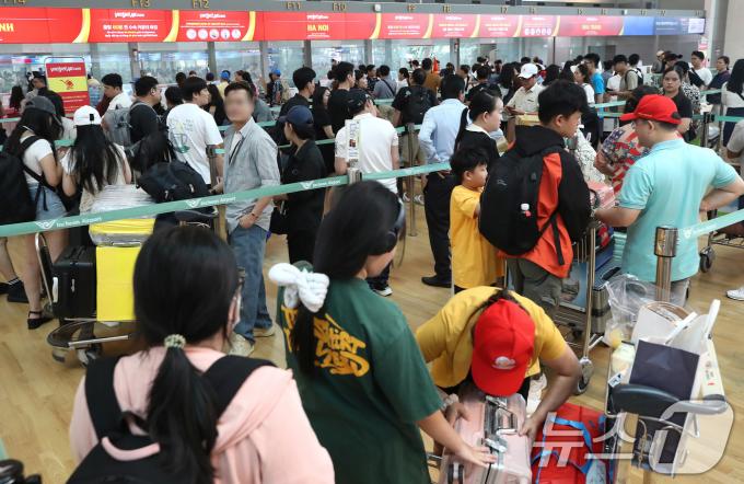 [사진] 여행객들로 북적이는 인천공항