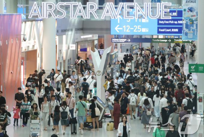 [사진] '본격적인 휴가철 맞아 붐비는 인천공항'