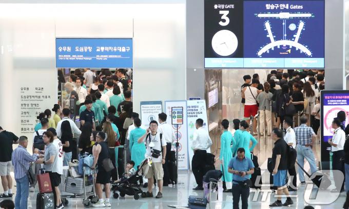 [사진] '북적이는 인천공항'