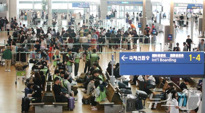 [사진] '휴가철 맞아 북적이는 인천공항'