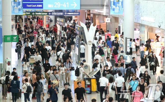 [사진] '휴가철 맞아 북적이는 인천공항'