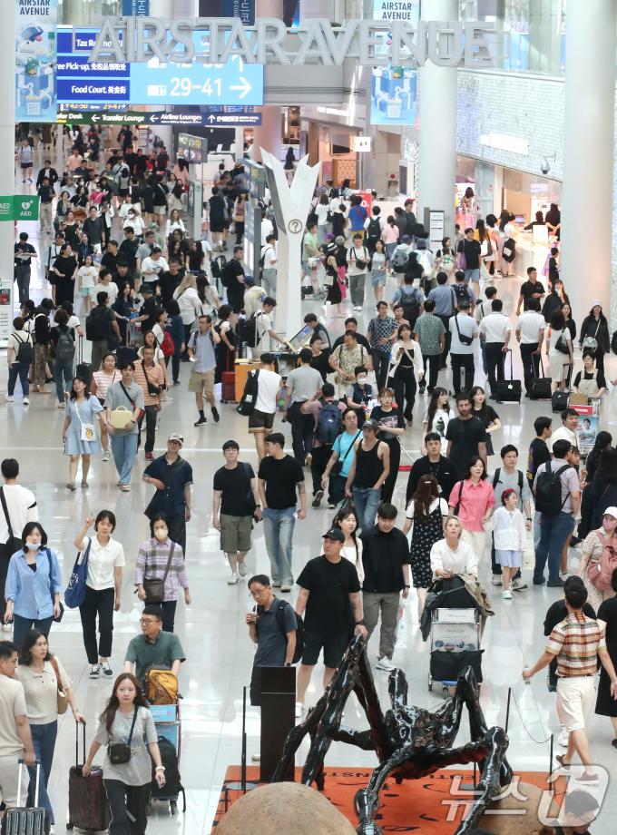 [사진] '본격적인 휴가철 맞아 붐비는 인천공항'