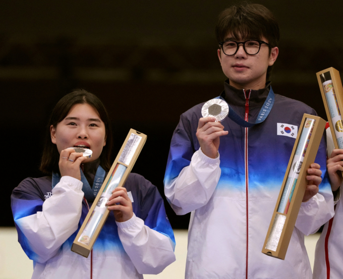  박하준-금지현 조가 파리 샤토루 CNTS 사격장에서 열린 사격 혼성 10m 공기소총에서 은메달을 획득했다. /사진=로이터