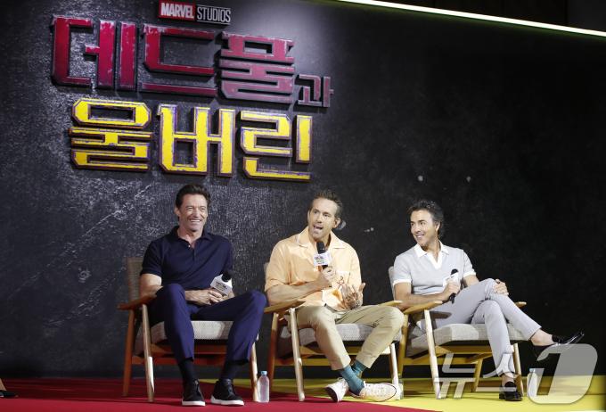 할리우드 배우 휴잭맨(왼쪽부터)과 라이언 레이놀즈, 숀 레비 감독.4/뉴스1 ⓒ News1
