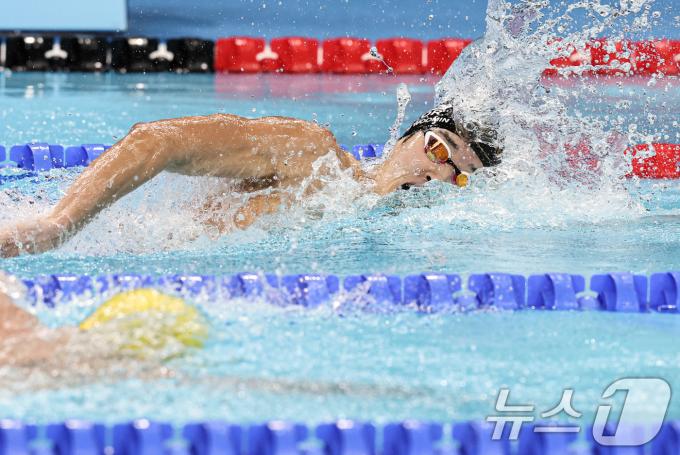 대한민국 수영대표팀 김우민이 28일(한국시간) 프랑스 파리 라데팡스에서 열린 남자 400M 자유형 결승 경기에서 역영하고 있다. 2024.7.28/뉴스1 ⓒ News1 이동해 기자