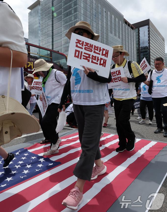 [사진] 성조기 밟는 서울자주통일평화연대