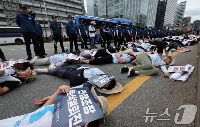 [사진] 드러누운 서울자주통일평화연대
