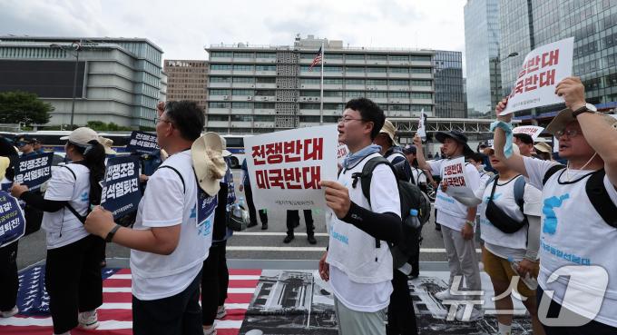[사진] 미국대사관 앞에서 구호 외치는 서울자주통일평화연대